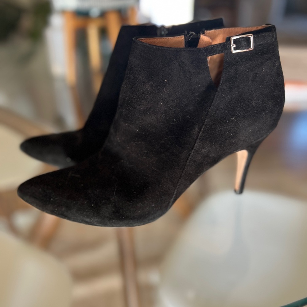 Black heeled suede corso como booties